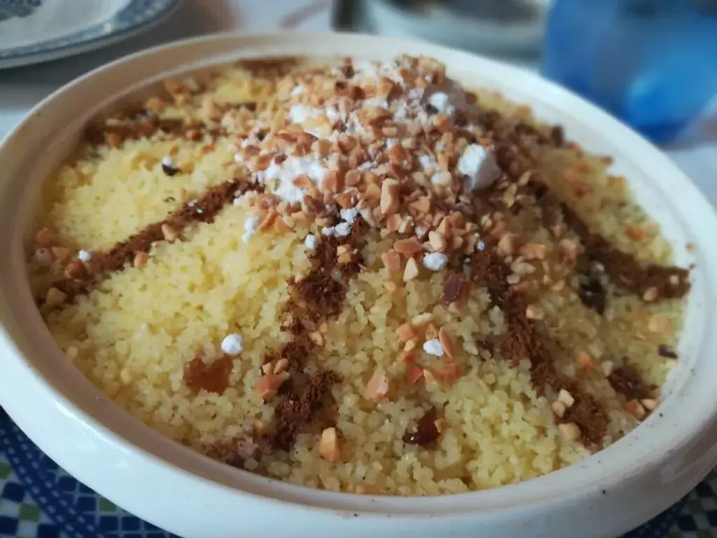 Seffa de couscous de riz à la caroube